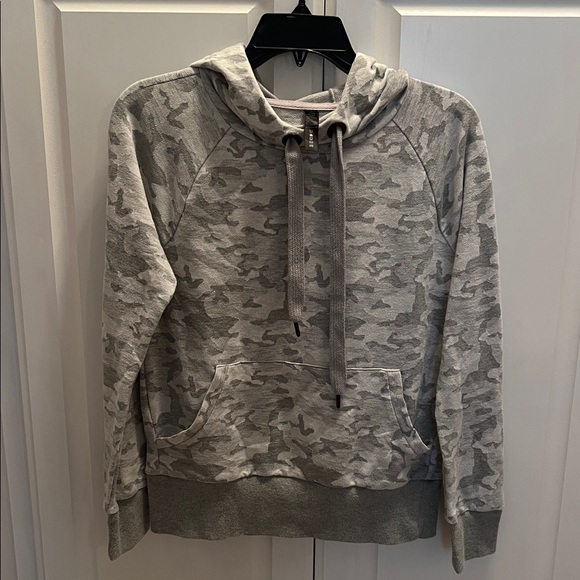 90 Degree By Reflex Light Grey Camoflauge Print Long Sleeve Hoodie Sweatshirt - Picture 1 of 4
